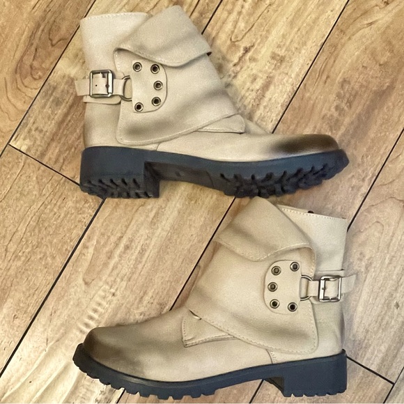 Women’s Buckled Boot - Picture 4 of 6